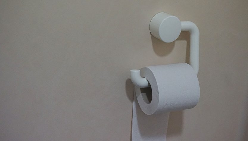 Suspendre un rouleau de papier toilette