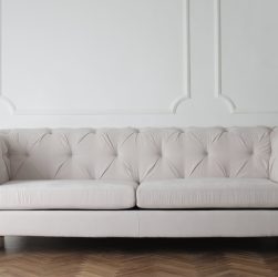 canapé moderne dans un salon moderne